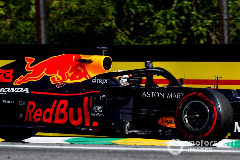 Le vainqueur de la course, Max Verstappen, célèbre le Red Bull Racing RB15