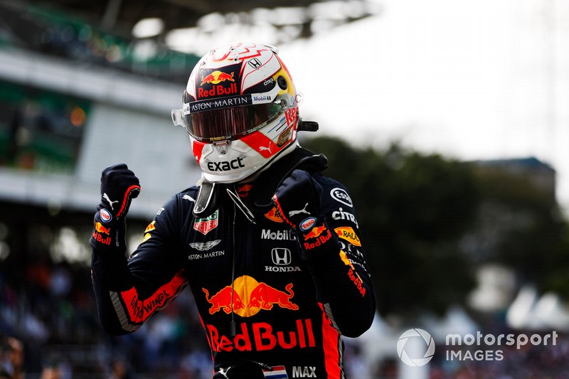 Le vainqueur de la course, Max Verstappen, Red Bull Racing se rend au Parc Fermé 