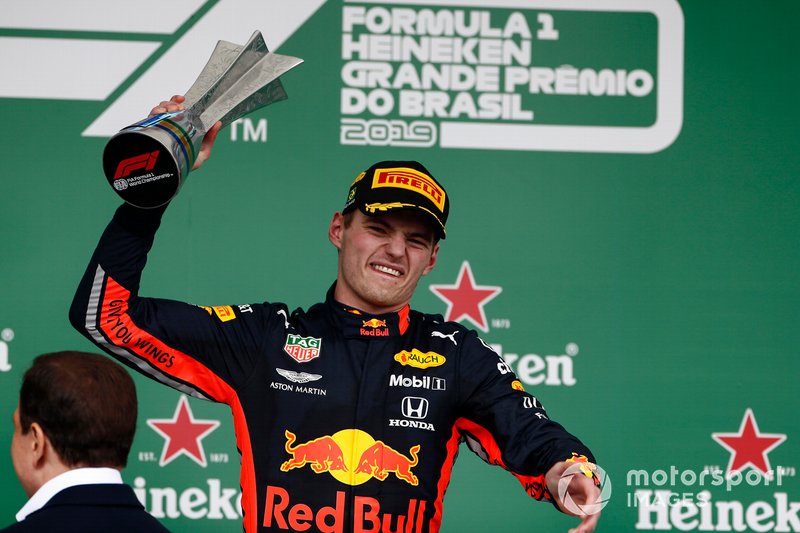 Max Verstappen, Red Bull Racing, 1ère position, célèbre sur le podium avec son trophée