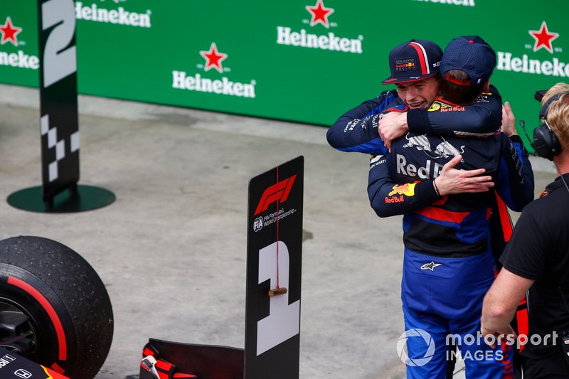 Max Verstappen, Red Bull Racing, 1ère position, et Pierre Gasly, Toro Rosso, 2ème position, se félicitent
