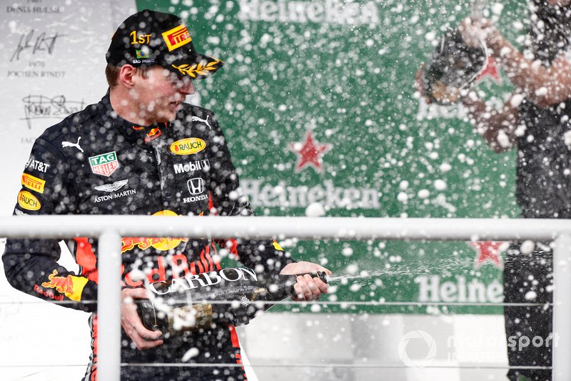 Gagnant de la course, Max Verstappen, Red Bull Racing célèbre le podium avec le champagne