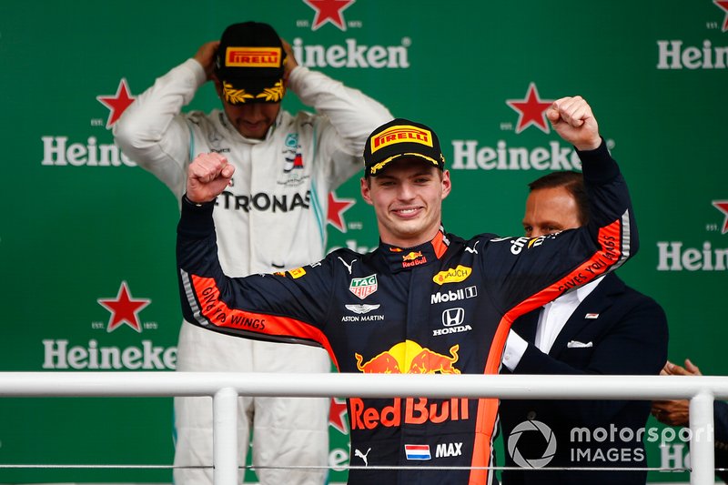 Le vainqueur de la course, Max Verstappen, Red Bull Racing et Lewis Hamilton, Mercedes AMG F1 célèbrent sur le podium