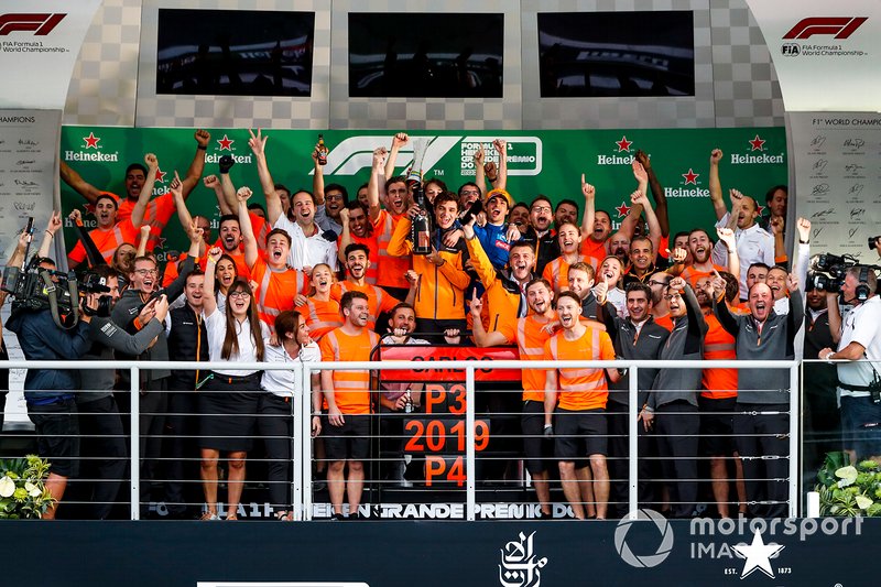 Carlos Sainz Jr, McLaren célèbre sa troisième place sur le podium avec léquipe McLaren