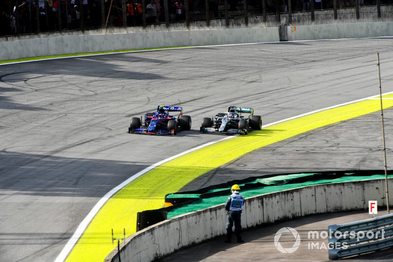Pierre Gasly, Toro Rosso STR14 et Lewis Hamilton, Mercedes AMG F1 W10 
