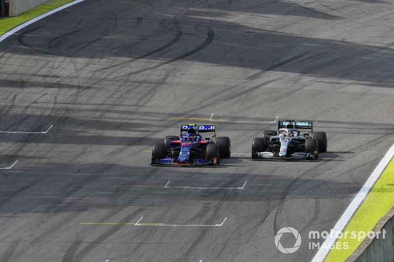 Pierre Gasly, Toro Rosso STR14 et Lewis Hamilton, Mercedes AMG F1 W10, courent vers le drapeau à damier