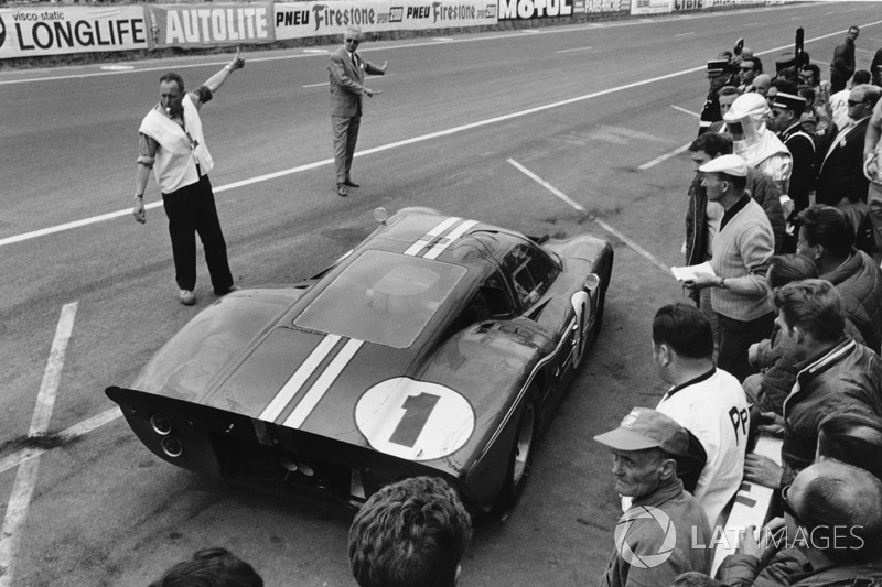 # 1 Ford GT40 Mk4: A.J. Foyt, Dan Gurney