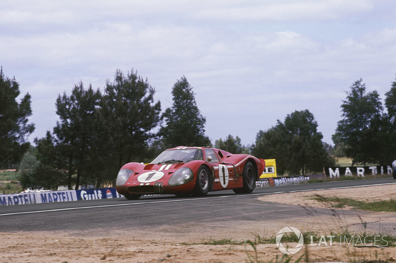 # 1 Ford GT40 Mk4: A.J. Foyt, Dan Gurney