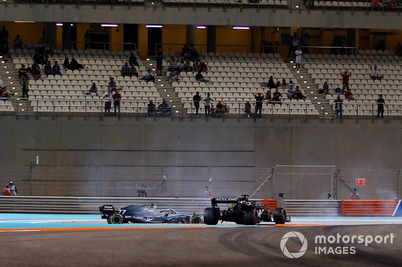 Valtteri Bottas, Mercedes AMG W10, entre en collision avec Romain Grosjean, Haas F1 Team VF-19 