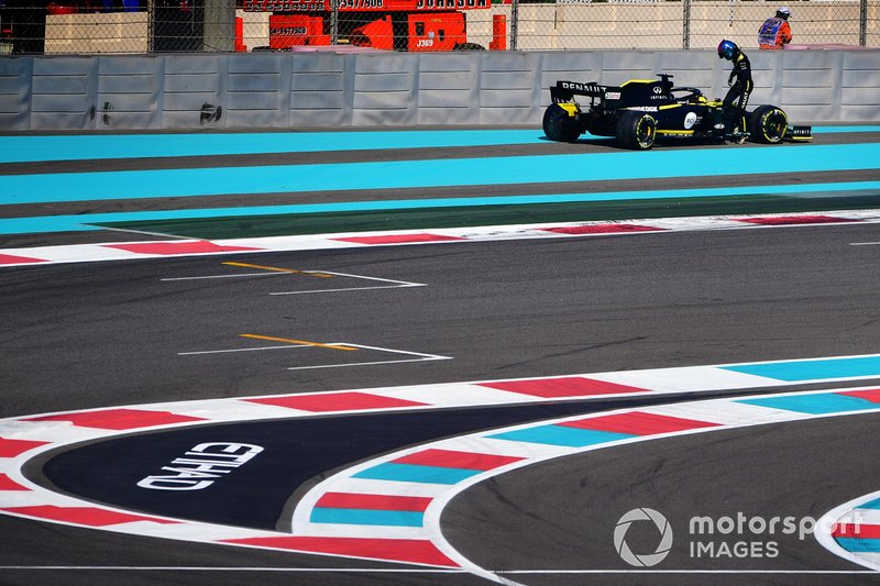 Daniel Ricciardo, du Renault F1 Team R.S.19, s’arrête sur la piste