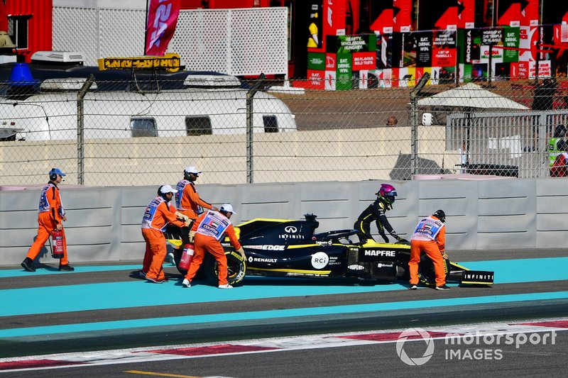 Daniel Ricciardo, du Renault F1 Team R.S.19, s’arrête sur la piste