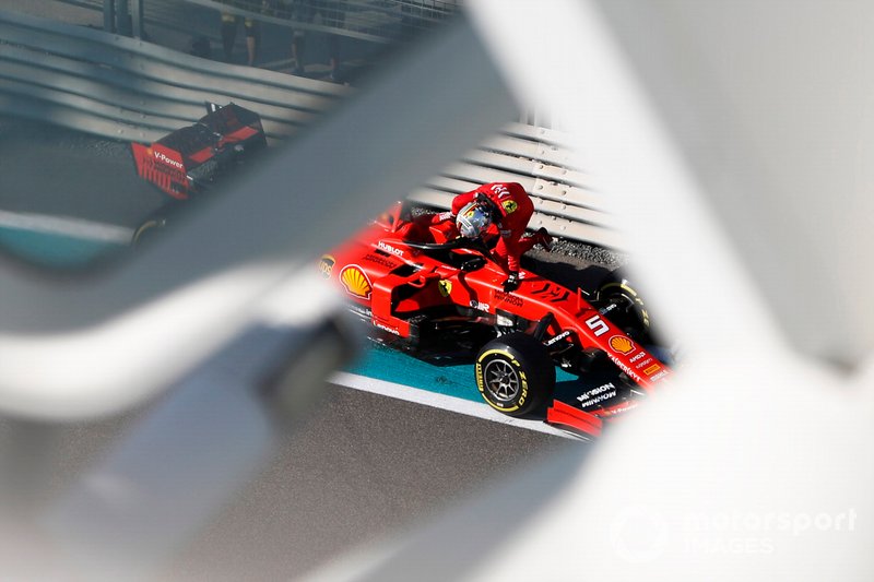 Sebastian Vettel, Ferrari SF90, sort de sa voiture après sêtre arrêté sur la piste