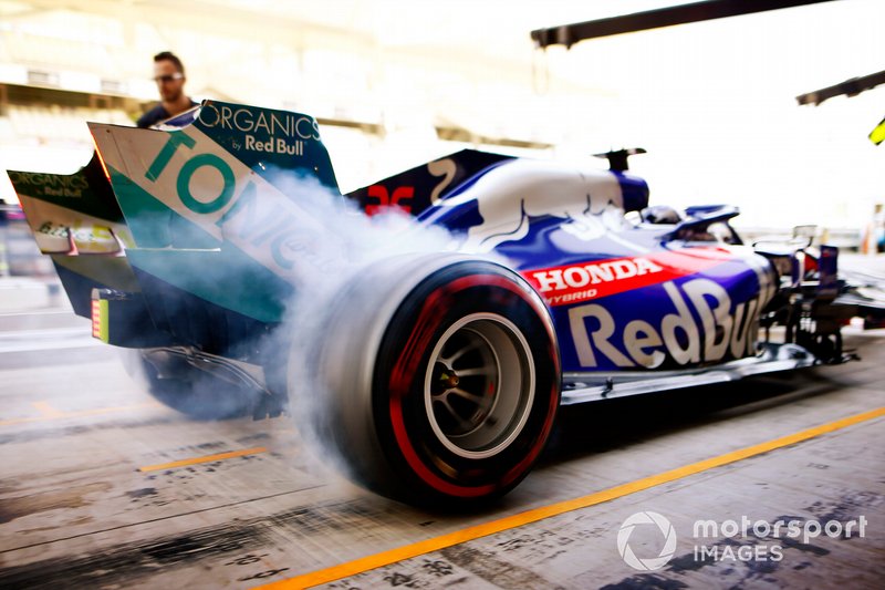 Daniil Kvyat, Toro Rosso STR14, fait tourner ses pneus en sortant des stands