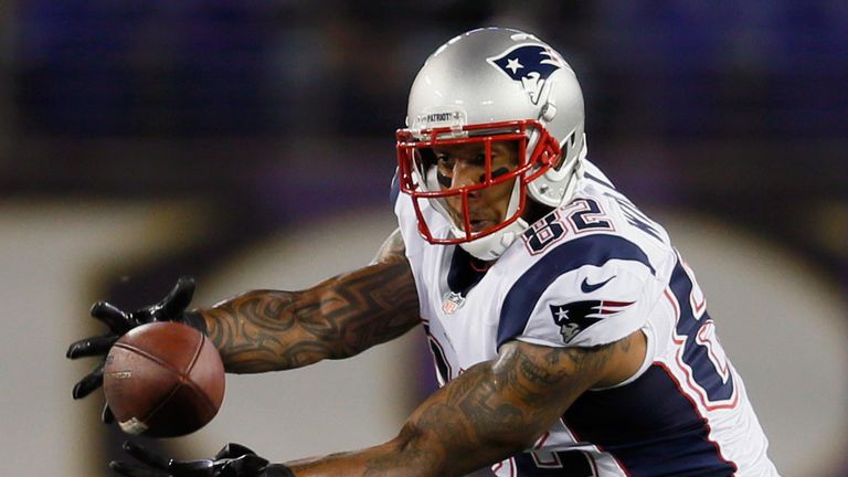 BALTIMORE, MD - 23 SEPTEMBRE: Kellen Winslow (N ° 82 des Patriots de la Nouvelle-Angleterre) passe à côté de l'échauffement avant le début du match des Patriots contre les Ravens de Baltimore au Stade M & T Bank le 23 septembre 2012 à Baltimore, Maryland. (Photo de Rob Carr / Getty Images)