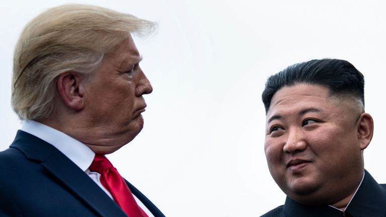 TOPSHOT - Le président américain Donald Trump et le chef de la Corée du Nord Kim Jong-un discutent avant une réunion dans la Zone démilitarisée (DMZ) le 30 juin 2019 à Panmunjom, en Corée. (Photo par Brendan Smialowski / AFP) (Le crédit photo doit se lire comme suit: BRENDAN SMIALOWSKI / AFP / Getty Images)