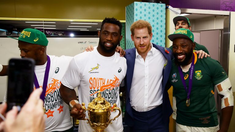 YOKOHAMA, JAPON - 2 NOVEMBRE: Dans cette image de document fournie par le prince de rugby mondial Harry, duc de Sussex (C), pose pour une photo avec Siya Kolisi de l’Afrique du Sud (à gauche) tenant la coupe Web Ellis et Tendai Mtawarira de l’Afrique du Sud (R ) après la finale de la Coupe du Monde de Rugby 2019 entre l'Angleterre et l'Afrique du Sud au Stade international de Yokohama le 2 novembre 2019 à Yokohama, Kanagawa, Japon. (Photo de Handout / World Rugby via Getty Images)