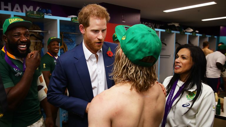YOKOHAMA, JAPON - 2 NOVEMBRE: Dans cette image de présentation fournie par le prince de rugby mondial Harry, le duc de Sussex félicite le Sud-Africain Faf de Klerk pour la victoire de son équipe sur l'Angleterre lors de la finale de la Coupe du monde de rugby 2019 entre l'Angleterre et l'Afrique du Sud au stade international Yokohama le 02 novembre 2019 à Yokohama, Kanagawa, Japon. (Photo de Handout / World Rugby via Getty Images)