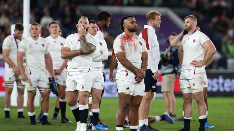 Les Anglais Billy Vunipola (à droite) et Joe Marler réagissent lors du dernier match de la Coupe du monde de rugby 2019 au stade de Yokohama.