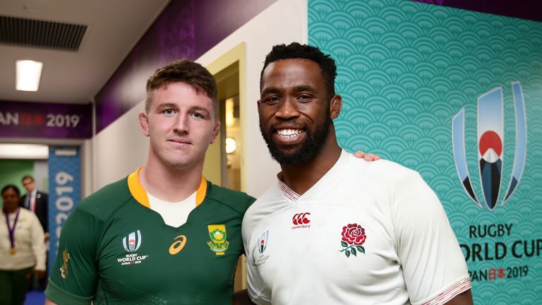 Tokyo, Japon - 2 novembre: Siya Kolisi de l'Afrique du Sud et Tom Curry de l'Angleterre avec le trophée Webb Ellis après la finale de la Coupe du monde de rugby 2019, match entre l'Angleterre et l'Afrique du Sud au stade international Yokohama le 2 novembre 2019 à Tokyo, au Japon. (Photo de Juan Jose Gasparini / Images Gallo / Getty Images)