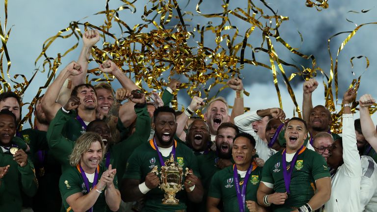 YOKOHAMA, JAPON - 2 NOVEMBRE: Siya Kolisi, capitaine de l'Afrique du Sud, fête avec ses coéquipiers après leur victoire lors de la finale de la Coupe du Monde de Rugby 2019 entre l'Angleterre et l'Afrique du Sud au Stade international de Yokohama le 2 novembre 2019 à Yokohama, Kanagawa, Japon. (Photo de David Rogers / Getty Images)