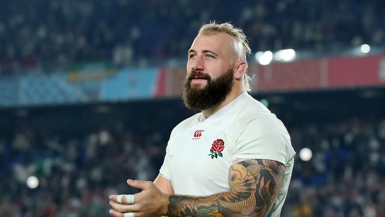 YOKOHAMA, JAPON - 2 novembre: Joe Marler de l'Angleterre reconnaît la foule après la défaite dans la finale de la Coupe du Monde de Rugby 2019 entre l'Angleterre et l'Afrique du Sud au stade international Yokohama le 02 novembre 2019 à Yokohama, Kanagawa, Japon. (Photo de Cameron Spencer / Getty Images)