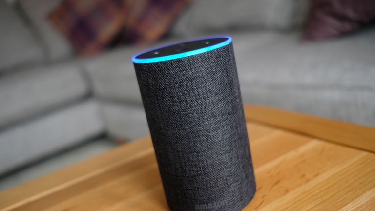 Vue générale d'un haut-parleur intelligent Amazon Echo. Alexa d'Amazon est prête à répondre aux questions sur la santé des personnes en effectuant une recherche sur le site Web officiel du NHS.