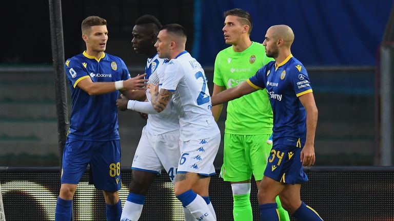 Vérone, Italie - 03 novembre: Mario Balotelli n ° 45 de Brescia Calcio réagit aux chants racistes des fans de Vérone lors du match de Serie A opposant Hellas Verona et Brescia Calcio au Stadio Marcantonio Bentegodi le 3 novembre 2019 à Vérone (Italie). (Photo de Alessandro Sabattini / Getty Images)