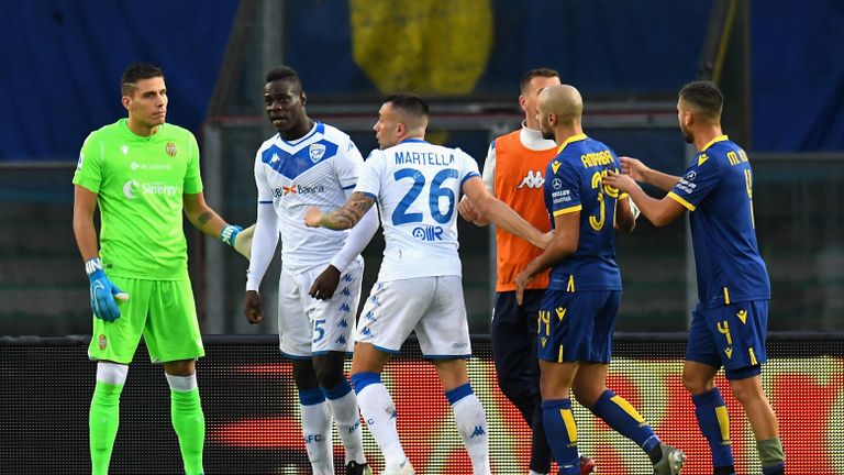 Vérone, Italie - 03 novembre: Mario Balotelli n ° 45 de Brescia Calcio réagit aux chants racistes des fans de Vérone lors du match de Serie A opposant Hellas Verona et Brescia Calcio au Stadio Marcantonio Bentegodi le 3 novembre 2019 à Vérone (Italie). (Photo de Alessandro Sabattini / Getty Images)