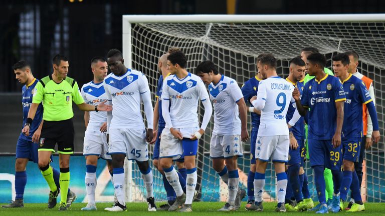 Vérone, Italie - 03 novembre: Mario Balotelli n ° 45 de Brescia Calcio réagit aux chants racistes des fans de Vérone lors du match de Serie A opposant Hellas Verona et Brescia Calcio au Stadio Marcantonio Bentegodi le 3 novembre 2019 à Vérone (Italie). (Photo de Alessandro Sabattini / Getty Images)