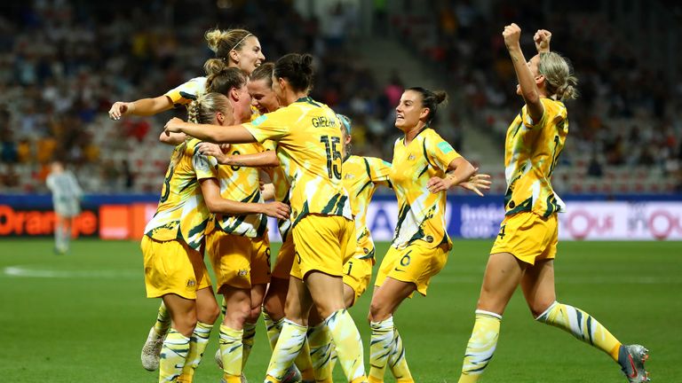 Nice, France - 22 juin: Elise Kellond-Knight de l'Australie célèbre avec ses coéquipiers après avoir marqué le premier but de son équipe lors du match de la Coupe du Monde Féminine de la FIFA 2018 entre la Norvège et l'Australie au Stade de Nice le 22 juin 2019 à Nice, France. (Photo de Martin Rose / Getty Images)