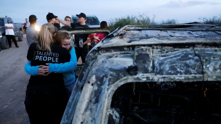 Des proches de membres de familles mexicano-américaines décédés appartenant à des communautés mormones réagissent à l'épave brûlée d'un véhicule qui a coûté la vie à un membre de leur famille à Bavispe, dans l'État de Sonora, au Mexique, le 5 novembre 2019. REUTERS / Jose Luis Gonzalez JOURNÉE