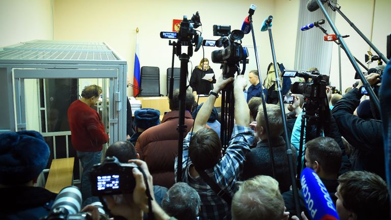 Le professeur russe Oleg Sokolov se trouve derrière une vitre alors qu'il assiste à une audience devant un tribunal à Saint-Pétersbourg le 11 novembre 2019, après que l'historien eut avoué le meurtre et le démembrement de son ancien amour étudiant. - Oleg Sokolov, un conférencier d'histoire de 63 ans, a été arrêté le 9 novembre 2019, soupçonné de meurtre, après avoir été sorti de la rivière Moika avec un sac à dos contenant les bras d'une femme. Sokolov aurait été ivre et serait tombé dans la Moika, un affluent de la Neva, dans le centre de Saint-Pétersbourg, alors qu'il tentait de se débarrasser de ses restes près des bureaux des enquêteurs. (Photo par Olga MALTSEVA / AFP) (Photo par OLGA MALTSEVA / AFP via Getty Images)