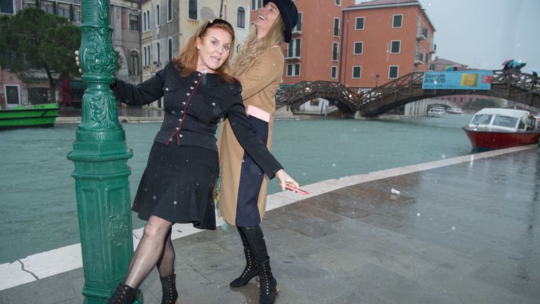 Venise, Italie - 15 novembre: Sarah Ferguson, la duchesse d'York et Jodie Kidd se rendent dans les zones inondées à Venise le 15 novembre 2019 à Venise, Italie. (Photo de Daniele Venturelli / Daniele Venturelli / Getty Images)