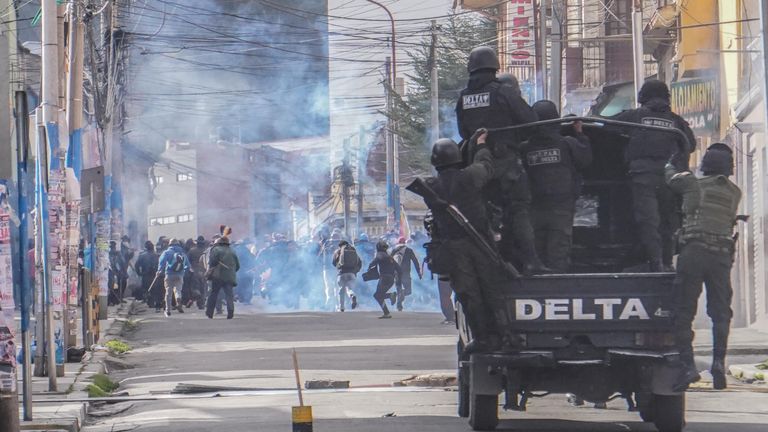 La PAZ, Bolivie - 15 novembre: des mineurs de Colquiri reçoivent des gaz lacrymogènes de la police lors d'une manifestation le 15 novembre 2019 à La Paz, en Bolivie. Morales a pris l'avion pour le Mexique, alléguant un coup d'État sous la pression de l'armée, après trois semaines de manifestations pour suspects et de fraudes présumées lors des élections présidentielles. La présidente par intérim nouvellement autoproclamée, Jeanine Añez, doit faire face à des défis pour son leadership au sénat et dans la rue. (Photo de Javier Mamani / Getty Images)
