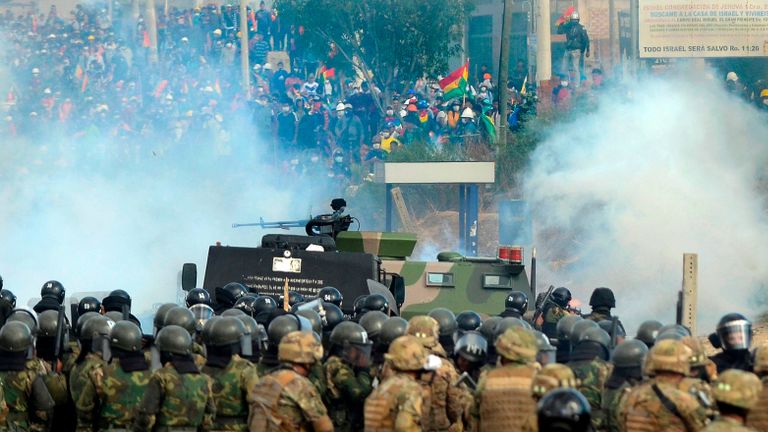 La police anti-émeute bolivienne et des soldats s'affrontent avec des partisans de l'ancien président bolivien Evo Morales lors d'une manifestation contre le gouvernement intérimaire à Sacaba, dans la province de Chapare, dans le département de Cochabamba, le 15 novembre 2019. - La présidente par intérim de la Bolivie, Jeanine Anez, a déclaré vendredi que l'ex-président exilé, Evo Il reviendrait à Morales de "répondre à la justice" pour irrégularités électorales et corruption du gouvernement. (Photo de STR / AFP) (Photo de STR / AFP via Getty Images)