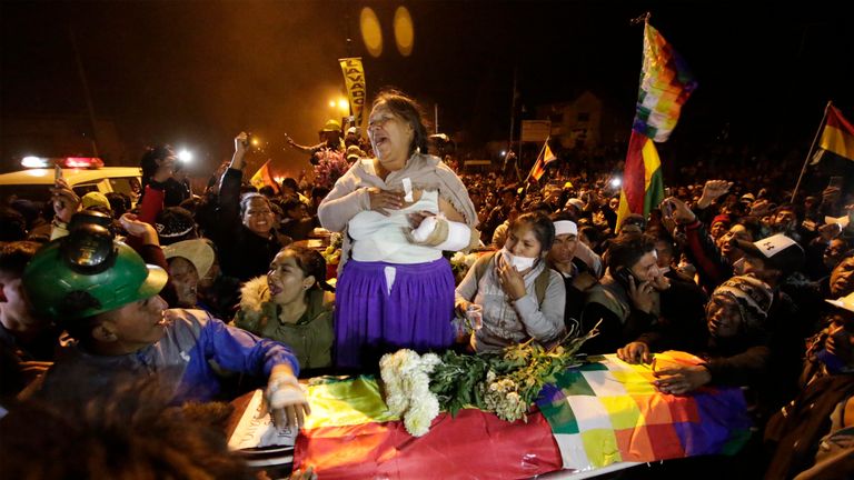 Cochabamba, Bolivie - 15 novembre: un membre de la famille pleure l'un des quatre agriculteurs tués lors d'un affrontement avec la police à Sacaba lors d'une veillée organisée dans les rues le 15 novembre 2019 à Cochabamba, en Bolivie. Morales a pris l'avion pour le Mexique, alléguant un coup d'État sous la pression de l'armée, après trois semaines de manifestations pour suspects et de fraudes présumées lors des élections présidentielles. La présidente par intérim nouvellement autoproclamée, Jeanine Añez, doit faire face à des défis pour son leadership au sénat et dans la rue. (Photo de David Flores / APG / Getty Images)