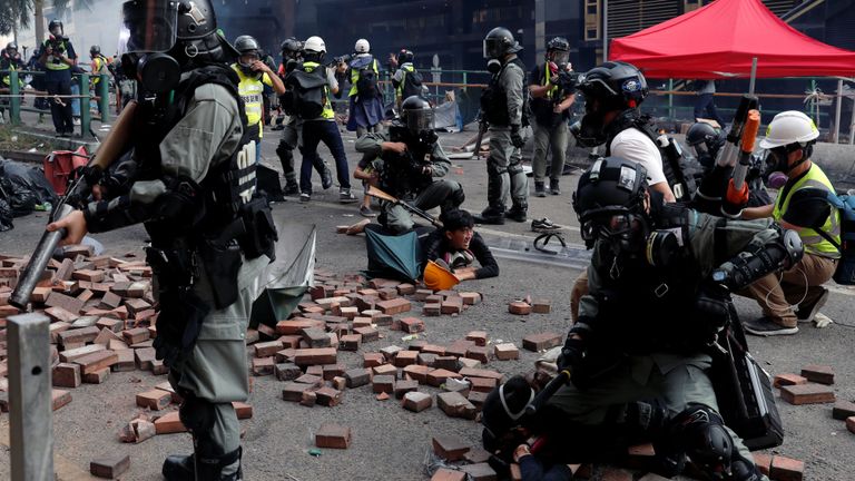 La police arrête des manifestants qui tentent de quitter le campus de l'Université polytechnique de Hong Kong (PolyU) lors d'affrontements avec la police à Hong Kong, Chine le 18 novembre 2019. REUTERS / Tyrone Siu