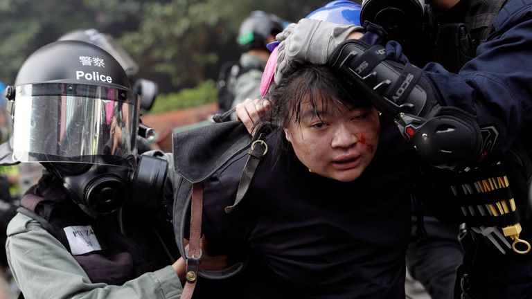 La police arrête des manifestants qui tentent de quitter le campus de l'Université polytechnique de Hong Kong (PolyU) lors d'affrontements avec la police à Hong Kong, Chine le 18 novembre 2019. REUTERS / Tyrone Siu