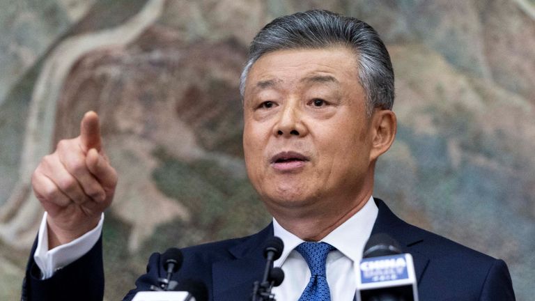 L'ambassadeur de Chine en Grande-Bretagne, Liu Xiaoming, s'adresse à la presse lors d'une conférence de presse consacrée à la persistance des troubles à Hong Kong, à l'ambassade de Chine à Londres le 18 novembre 2019. - Pékin ne se contentera pas de regarder si les manifestations à Hong Kong Kong est devenu "incontrôlable", a annoncé lundi l'ambassadeur de Chine en Grande-Bretagne, Liu Xiaoming, lors d'une conférence de presse à Londres. "Si la situation devenait incontrôlable, le gouvernement central ne resterait certainement pas sur nos gardes", a-t-il déclaré à la presse à Londres. Il a ajouté: "Nous avons suffisamment de résolution et de pouvoir pour mettre fin aux troubles." (Photo de Niklas HALLE'N / AFP) (Photo de NIKLAS HALLE'N / AFP via Getty Images)