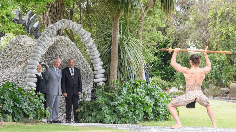 Kaikoura, Nouvelle-Zélande - 23 novembre: un guerrier maori accueille Prince Charles, prince de Galles lors d'une cérémonie de bienvenue traditionnelle à Takahanga Marae le 23 novembre 2019 à Kaikoura, Nouvelle-Zélande. Le prince de Galles et la duchesse de Cornouailles effectuent une tournée de huit jours en Nouvelle-Zélande. Il s’agit de leur troisième visite conjointe en Nouvelle-Zélande et de leur première visite en quatre ans. (Photo de Kai Schwoerer / Getty Images)