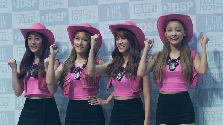 SEOUL, CORÉE DU SUD - 26 MAI: (G-D) Youngji, Gyuri, Seungyeon et Hara du groupe de filles sud-coréennes KARA assistent à la vitrine du septième mini-album de KARA 