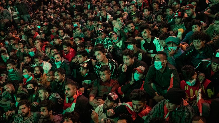 Bagdad, irak - 19 novembre: des milliers de manifestants et citoyens de Bagdad se rassemblent pour regarder un match de football entre l'Irak et Bahreïn sur un écran géant sur la place Tahrir le 19 novembre 2019 à Bagdad, en Irak. Des milliers de manifestants occupent la place Tahrir au centre de Bagdad depuis le 1er octobre, appelant à une réforme de la politique et du gouvernement. Pour beaucoup, la place Tahrir, que les manifestants appellent "un État libre avec un État défaillant", est devenue un symbole de changement potentiel car elle offre gratuitement des médicaments, de la nourriture, de l'électricité et même des douches chaudes, le tout fourni et soutenu par les manifestants. (Photo par Erin Trieb / Getty Images)