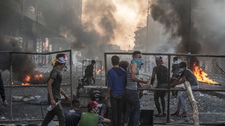 BAGDAD, IRAK - 11 NOVEMBRE 2019: les forces de sécurité irakiennes tentent de repousser les manifestants antigouvernementaux sur la place Tahrir (Place de la Libération) et sur Al-Jumuriyah, en tirant des larmes ou même parfois par de véritables balles pour empêcher les manifestants de reprendre l'occupation par d'autres ponts dans le centre-ville de Baghdad Plus de 300 manifestants ont été tués lors des troubles qui ont débuté le 1er octobre. (Photo de Laurent Van der Stockt pour Le Monde / Getty Images)