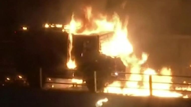 Un véhicule de police en feu à Hong Kong