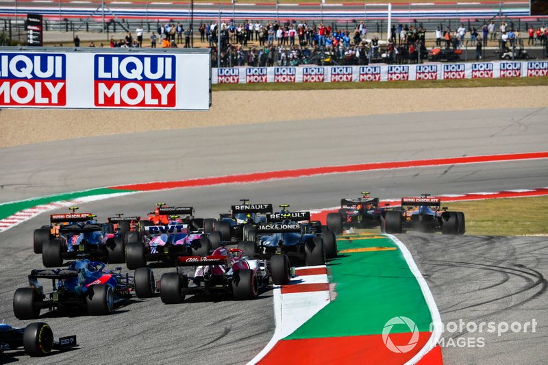 Alex Albon, Red Bull Racing RB15, et Carlos Sainz Jr., McLaren MCL34 entrent en collision au virage 1