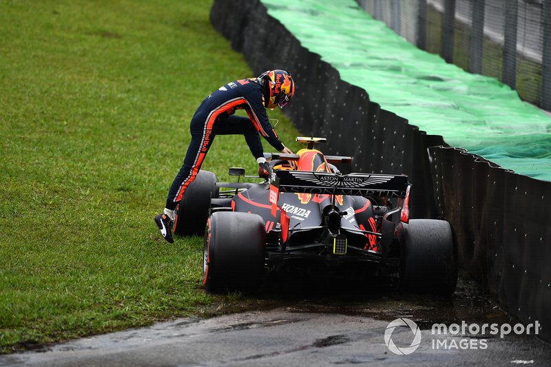 Alexander Albon, Red Bull Racing, sort de sa voiture après avoir perdu le contrôle de son entraînement