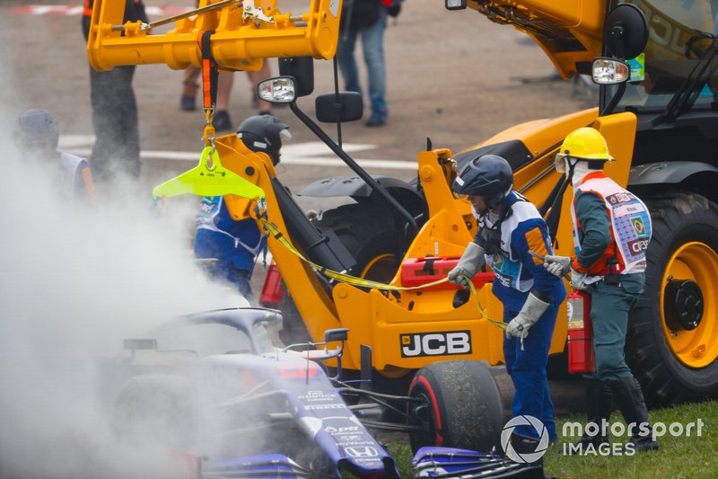 Les maréchaux assistent la voiture de Daniil Kvyat
