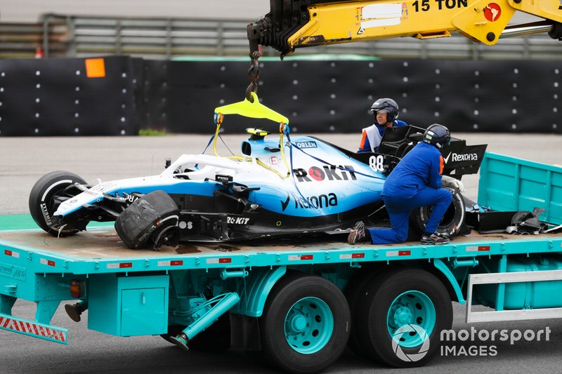Voiture de Robert Kubica, Williams FW42 récupérée sur une chargeuse surbaissée