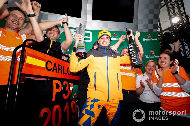 Carlos Sainz Jr, McLaren célèbre sa troisième place sur le podium avec léquipe McLaren