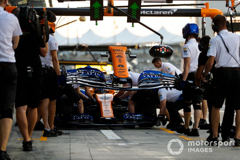 Carlos Sainz Jr., McLaren MCL34, fait une halte aux stands