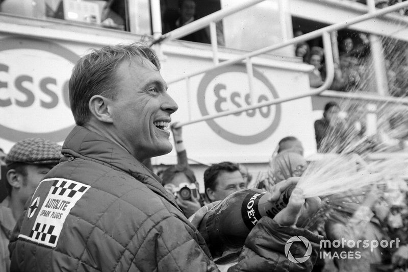 Dan Gurney célèbre sa victoire au Mans 